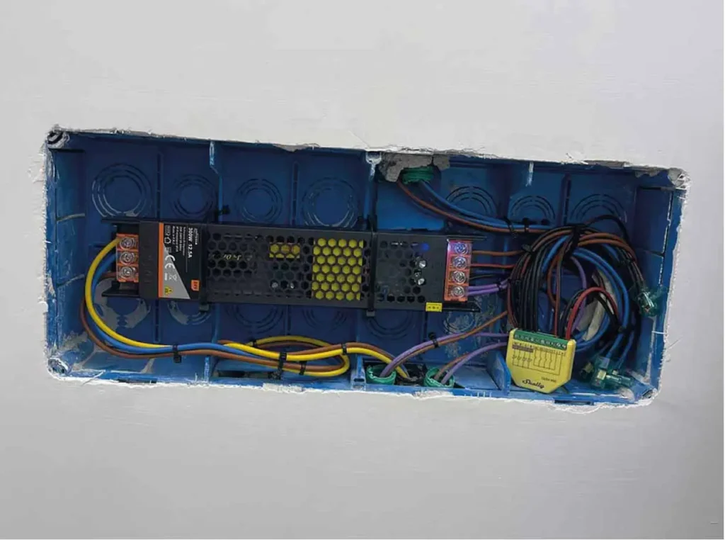 Elettricista a Roma durante la realizzazione di un impianto elettrico civile