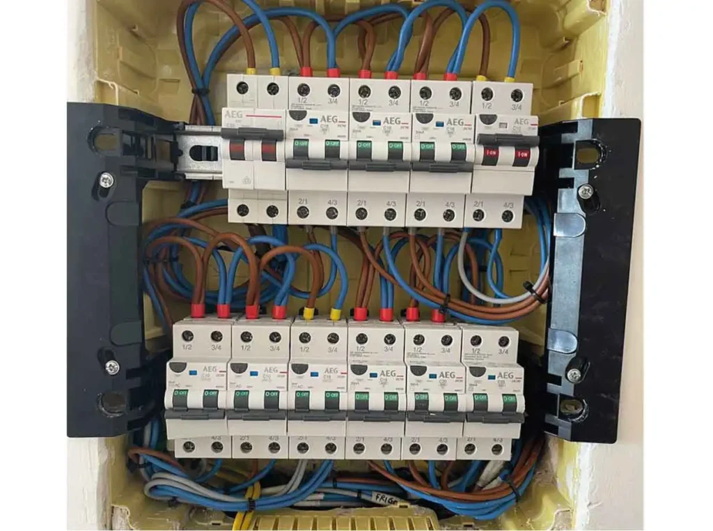 Quadro elettrico di un impianto elettrico domestico a Roma